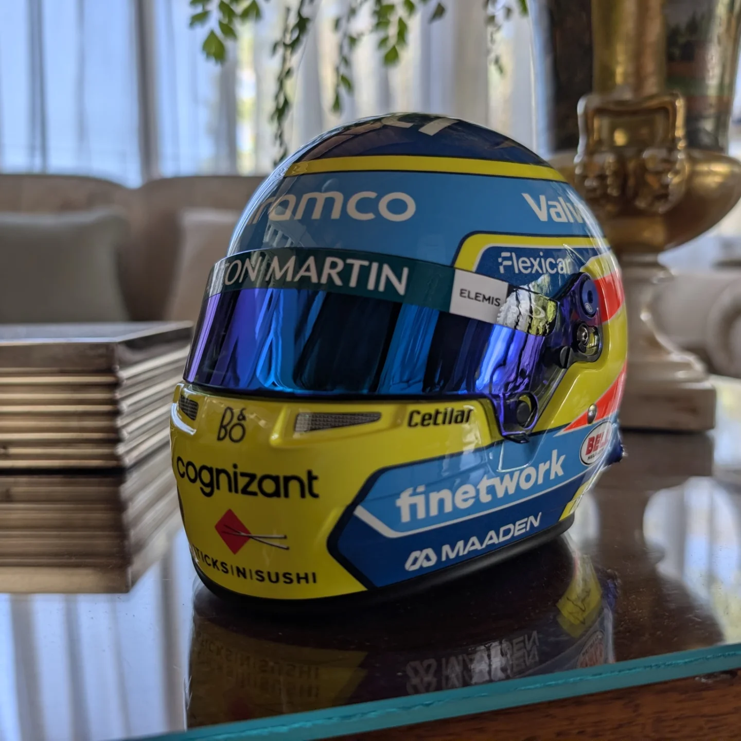 Casco Fernando Alonso 2025 Aston Martin — Bell escala 1:2
